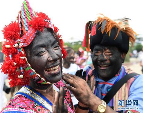 云南丘北万人聚集 欢庆普者黑“花脸节”