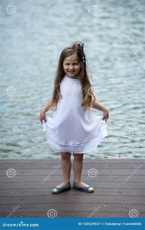 Menina Feliz Dan Arino De Bailado Na Pose Do Vestido Do Ver O Imagem