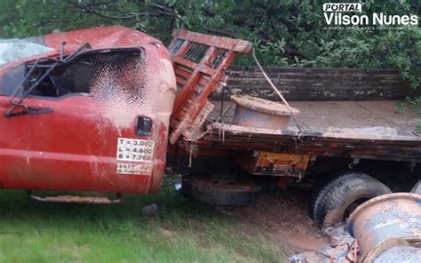 Guanambi Motorista sofre vários ferimentos após caminhonete capotar