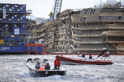 Costa Concordia Divers Begin Grim Task Of Hunting For 2 Missing Bodies Daily Mail Online