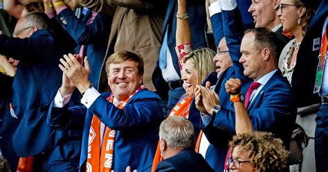 Praat mee Moeten Willem Alexander en Máxima hun vakantie onderbreken