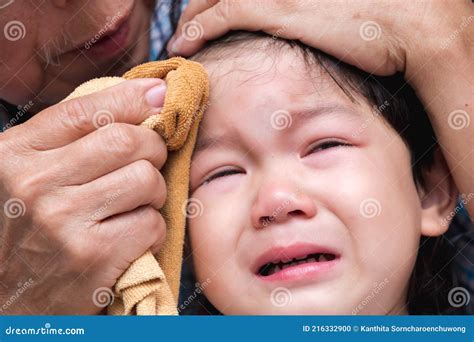 Ni O Llora De Dolor El Ni O Golpea La Cabeza Contra S Lido El Beb Se