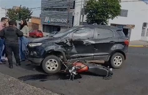 Violento Choque Entre Moto Y Auto En Avenida Uruguay