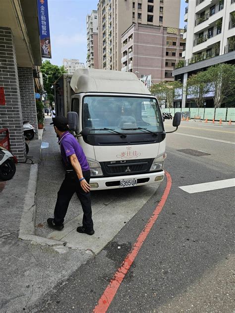 台中連鎖烘焙坊貨車停人行道卸貨還嗆可以去檢舉 網友怒留1星負評