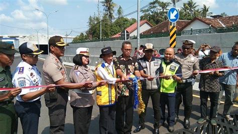 Breaking News Warga Antusias Sambut Uji Coba Underpass Yia