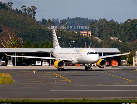 Vueling Airlines Airbus A320 EC HGZ by maqui La Coruña Spain