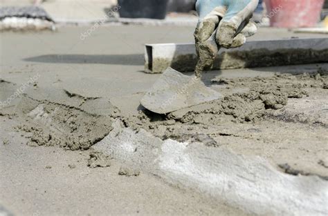 Trabajador Que Arroja Cemento En Un Sitio De Construcci N Para La