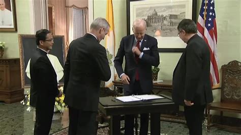 Biden firma el libro de condolencias por la muerte del Papa emérito