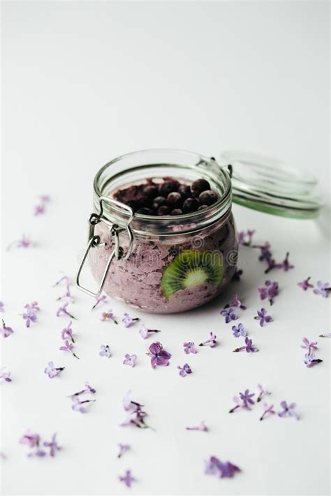 Desayuno Sano Del Smoothie En Un Tarro De Cristal Con Las Flores De La