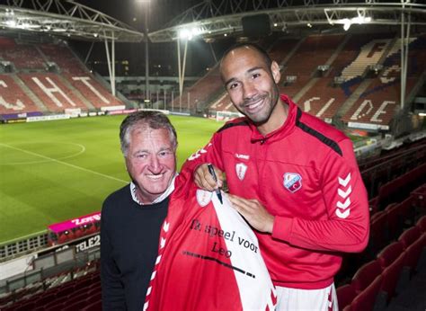 Sean Klaiber Van FC Utrecht Signeert En Overhandigt Spelersshirt Aan