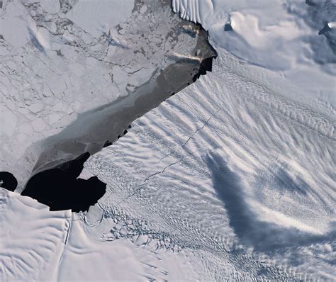 One of Antarctica's fastest-shrinking glaciers just lost an iceberg ...