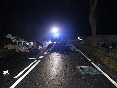 Wypadek na DK 10 Nie żyje 16 letnia pasażerka bmw 20 letni kierowca w