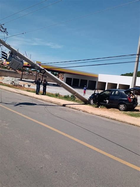 Acidente bloqueia trânsito na avenida Euclides Figueiredo em Aracaju