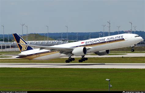 V Swt Singapore Airlines Boeing Er Photo By Klaus Grabowski