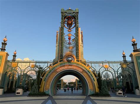 Florida theme parks' closest airport to Disney or SeaWorld