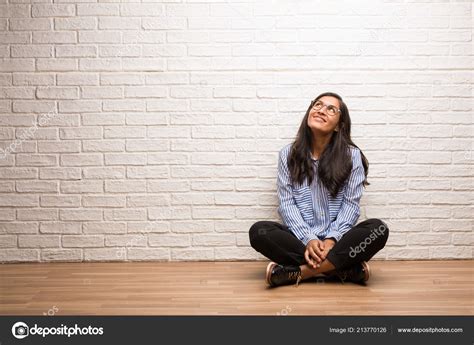 Mujer India Joven Sentarse Contra Una Pared Ladrillo Mirando Hacia