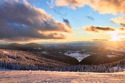 Noite paisagem de inverno nas montanhas floresta de abetos no pôr