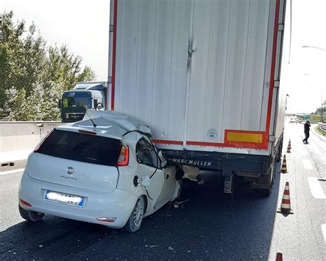 Auto Contro Mezzo Pesante In A4 Muore Il Conducente