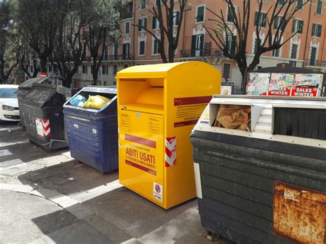 Raccolta Abiti Usati Spuntano I Contenitori Ma I Residenti Storcono