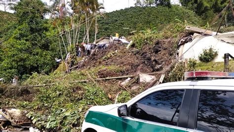 Un Deslizamiento De Tierra Sepulta Una Escuela En El Departamento