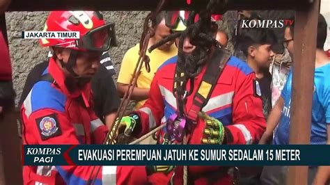 Petugas Damkar Jakarta Timur Evakuasi Perempuan Tercebur Sumur Sedalam