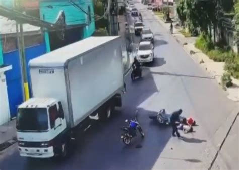 Revelan video de accidente entre camión y motocicleta en Amatitlán