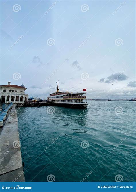 Vertical De Um Navio Ancorado Pavilhão Turco E Através De Um Píer