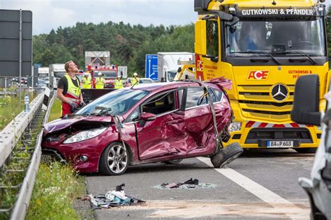 Vier Autos beteiligt Auffahrunfall sorgt für Verkehrschaos