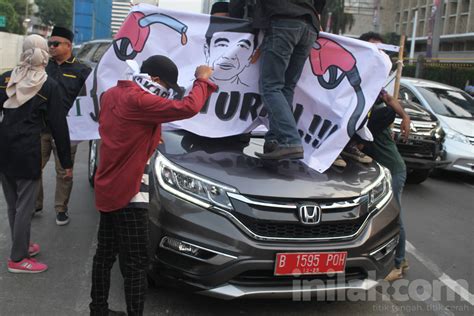 Foto Momen GPI Cegat Mobil Plat Merah Saat Aksi Tolak Kenaikan BBM