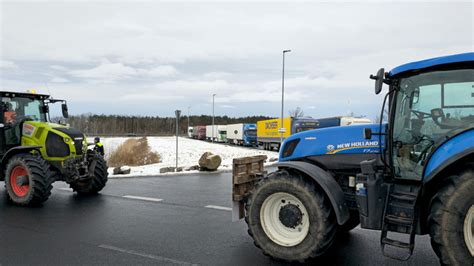 Großenhain Bauern blockierten am Montag erneut Zufahrt in Thiendorf