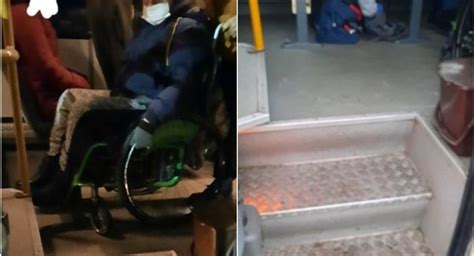 Z W Zkiem Inwalidzkim Po Schodach Do Autobusu Pks U