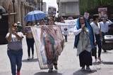 Marchan padres y madres de familia de León contra libros de texto