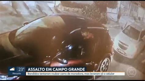 Vídeo Bandidos tentam roubar carro de moradora mas só conseguem levar