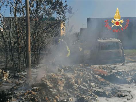 Incendio A Catanzaro Lido Il Vento Spinge Le Fiamme Allinterno Del