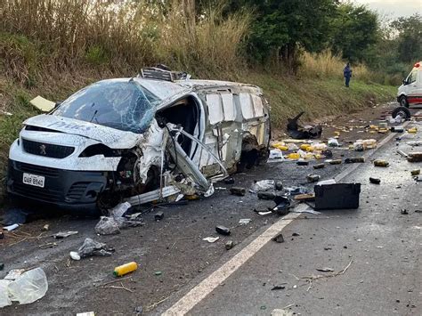 Acidente na BR 376 no PR deixa um morto e três feridos carro partiu