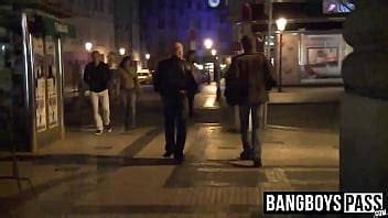 Papi Grande Paga Dinero En Efectivo Por Sexo Para Un Jovencito Lindo En La Calle XVIDEOS