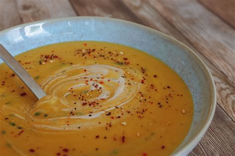 Vegane Kartoffelsuppe mit selbstgemachtem Räucher Schmand