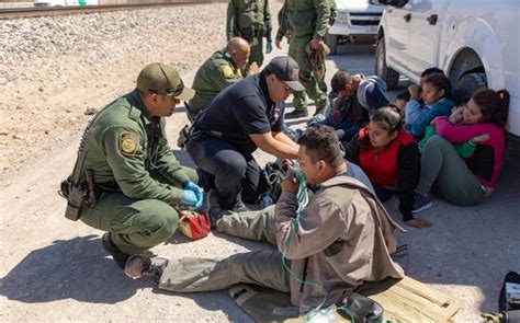 U S Border Patrol Agents Render Medical Aid To Migrants Traveling With