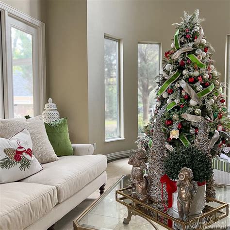 Traditional Red and Green Christmas Tree and Decor Ideas