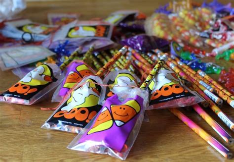 How to Make Halloween Treat Bags - Hobbies on a Budget