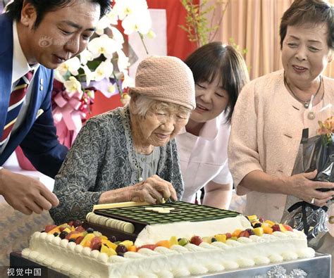 日本福冈市市长看望116岁世界最长寿老人 为其送鲜花和蛋糕新浪图片