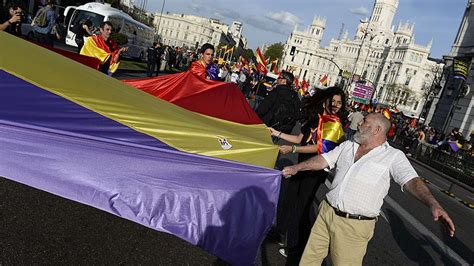 Miles de personas se manifiestan en Madrid a favor de la República