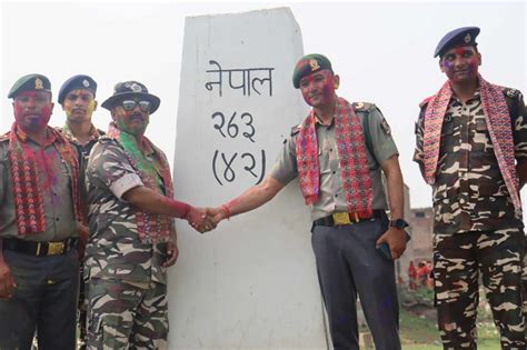 नेपाल भारत सीमा नाकामा सशस्त्र प्रहरी र भारतीय एसएसबीले मनाए होली अपन