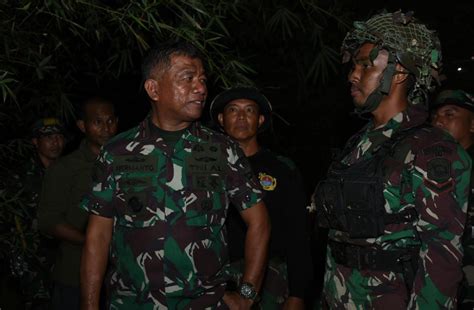 DANPASMAR 1 TINJAU PRAJURITNYA DI MEDAN LATIHAN