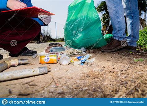 Valencia Espa A De Febrero De Grupo De Voluntarios Recoge