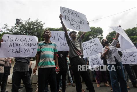 Aksi Tolak Kecurangan Pemilu Di Depan Gedung Kpu Jakarta Republika Online