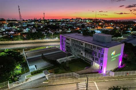 Fachada da Neoenergia Cosern ganha iluminação especial em alusão ao