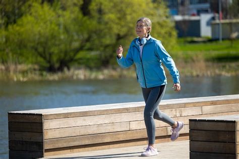 Premium Photo Jogging Mature Woman Jogging In The Park And Looking