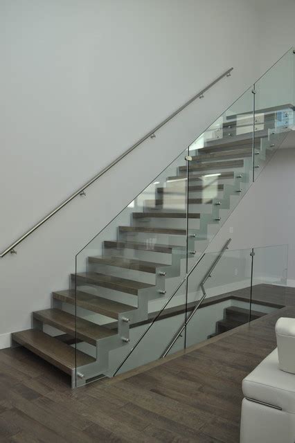 Steel Zig Zag Stringers Open Rise With Glass Modern Staircase