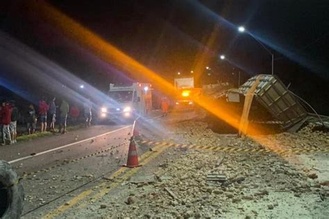 Trag Dia Na Br Motorista Morre Ap S Batida Frontal Entre